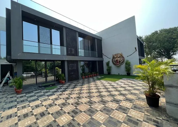 Stayhaven Starmount 4Bhk & Pool Mumbai