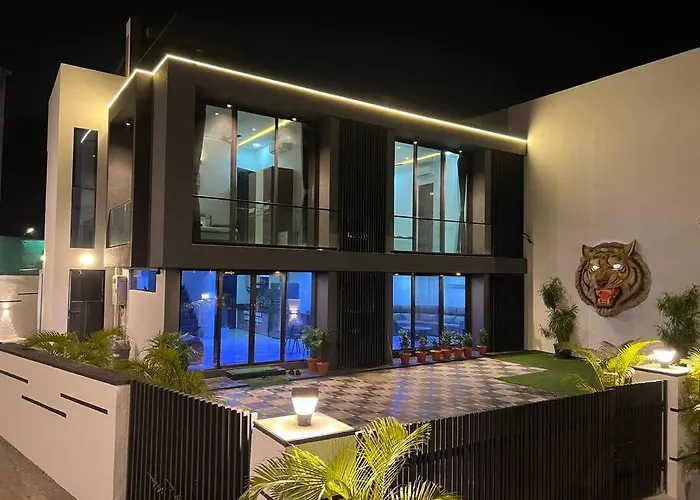 Stayhaven Starmount 4Bhk & Pool Mumbai